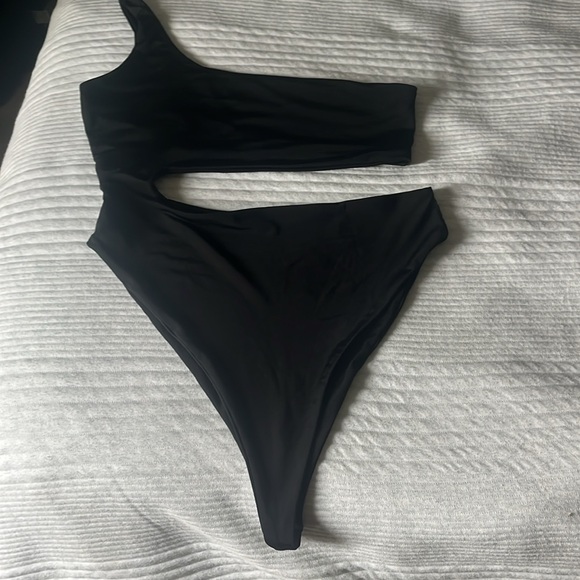 Naked swimwear, one piece. Super cute cut out. Size medium and in good condition - Picture 3 of 4